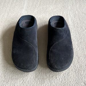 Fitflop Gogh Suede Clog in Navy Blue. Round Toe Comfort Shoe. Women’s Size 9.